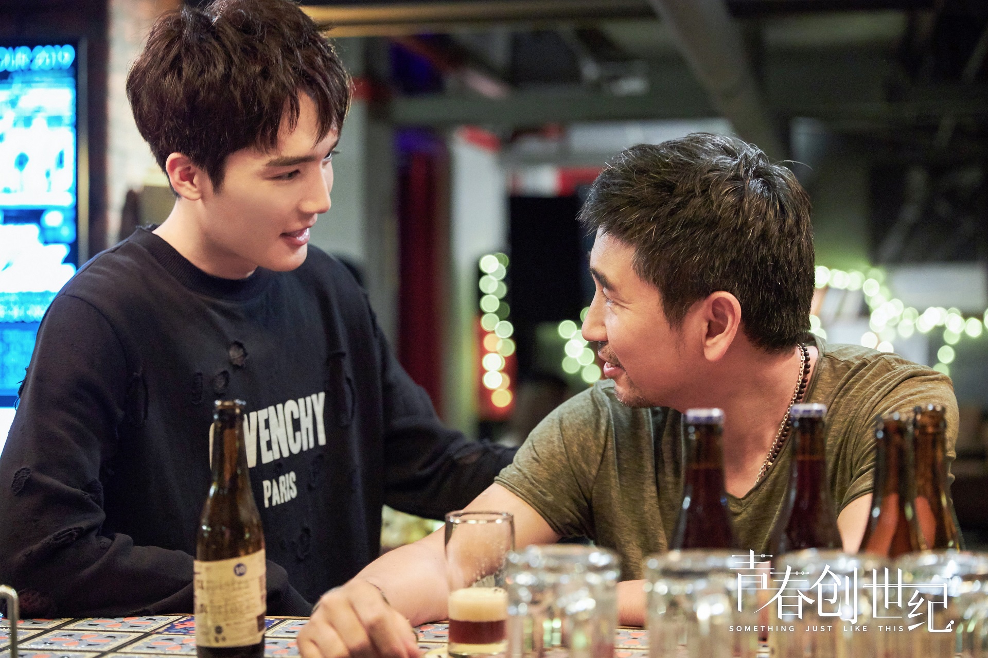 曹煜辰《青春创世纪》化身"白狐先生" 直播间上演心动面具吻