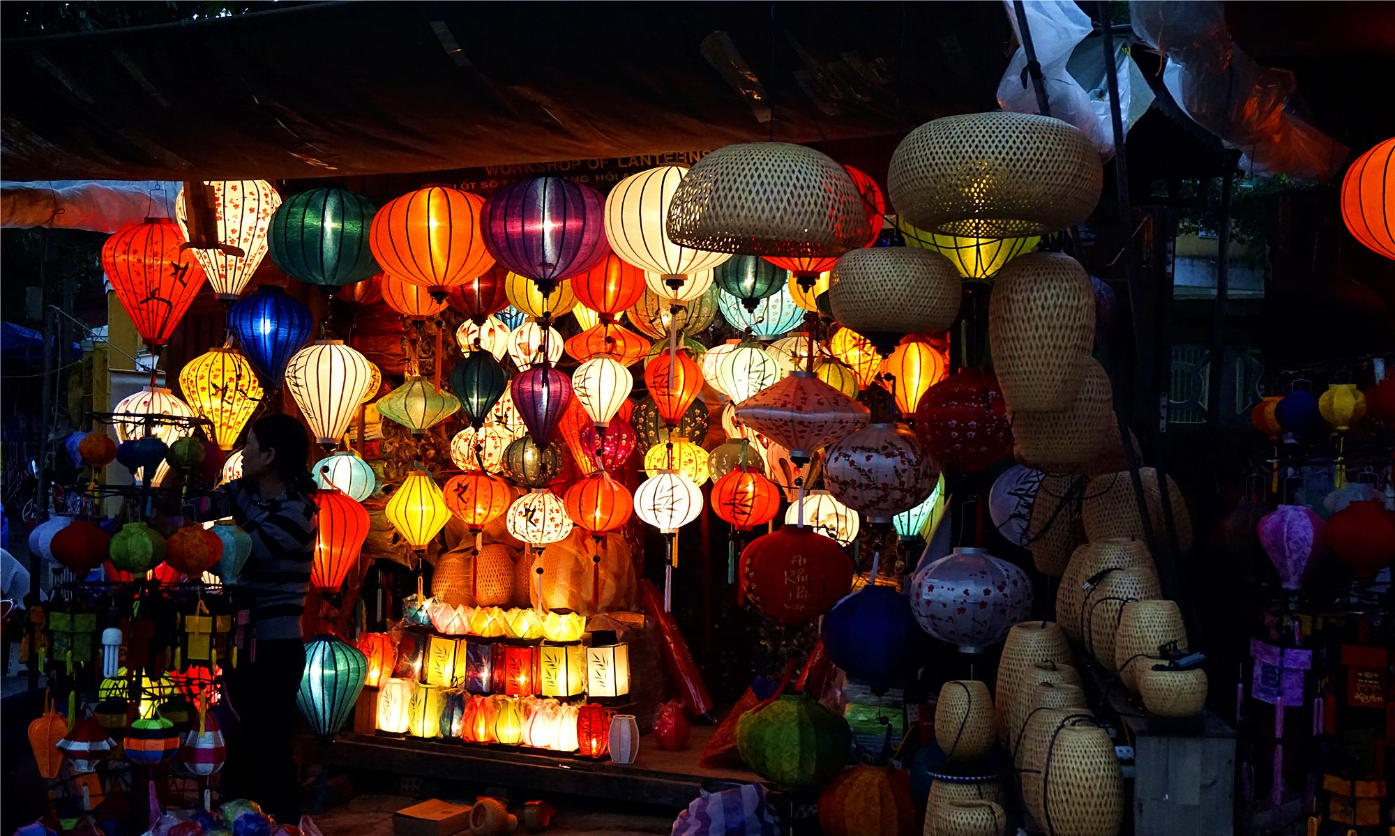 白天这里是游人如织的古城,小资风格浓郁,古街古巷仿佛是丽江,到夜晚