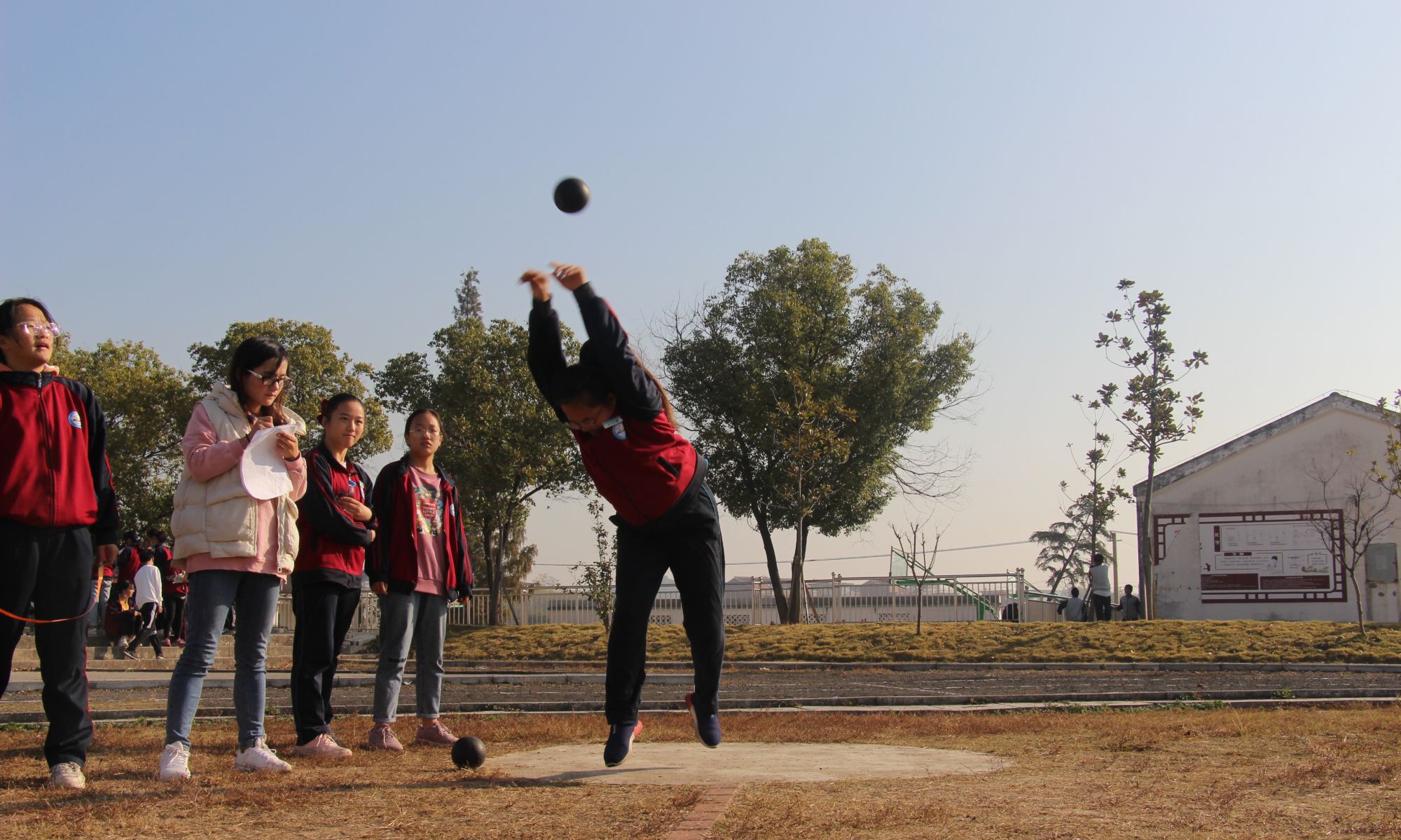 学校秋季运动会:那些难忘的精彩瞬间,第五张的“陪伴”最美