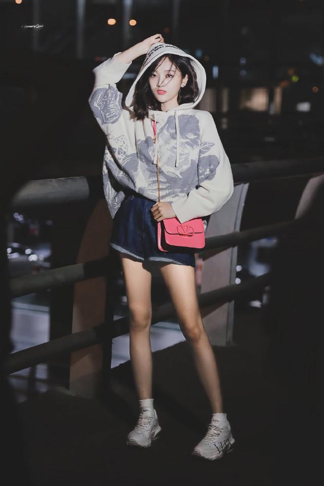 吴宣仪这件水墨晕染的长袖卫衣也太美了吧搭配牛仔短裤长腿撩人