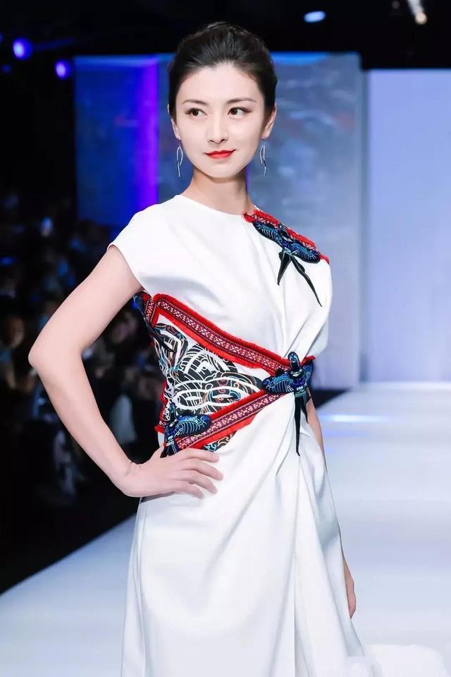 明星图集——斓曦!__财经头条