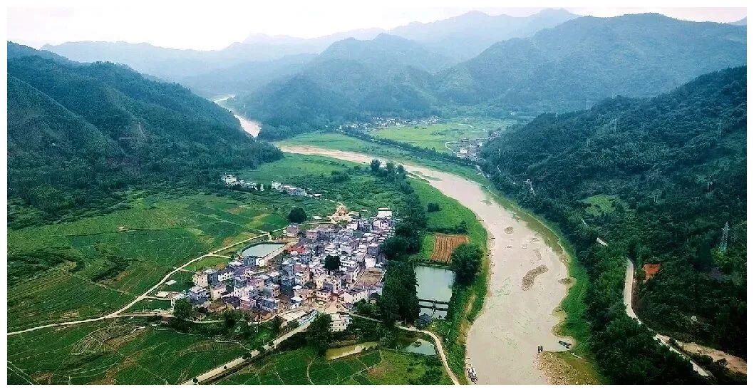 游连平田源肖屋村山水相依传承鱼梁