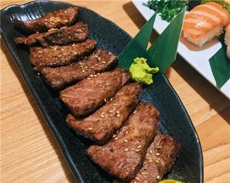 吃在大连-鳗鱼盖饭定食,鳗鱼满满,一口下去很上头~