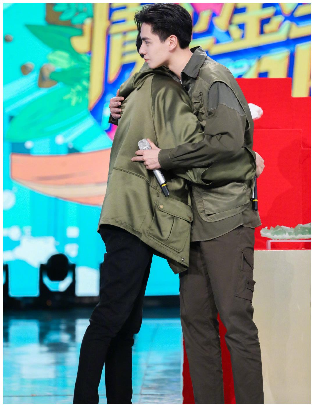 188cm胡一天和185cm张云龙,同是军绿色造型,长腿哥哥谁能不爱?