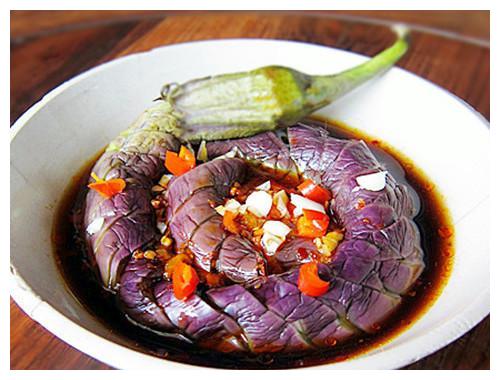 这个泡椒鱼香茄子,入口软嫩是道不错的家常美味