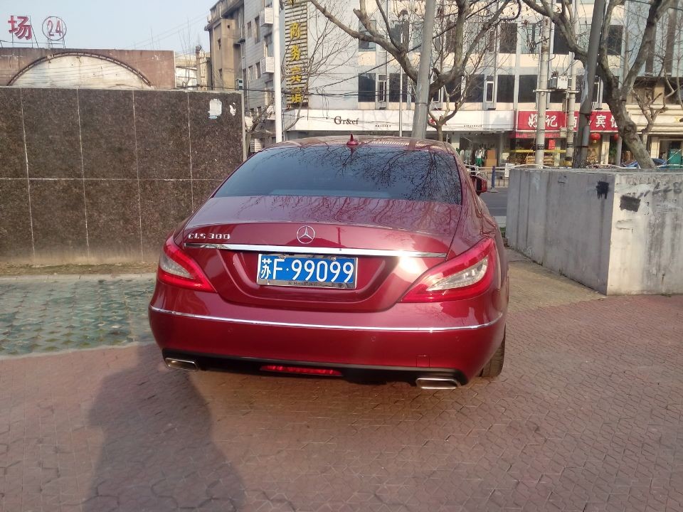 南通开发区偶遇车牌靓号"99099",挂在红色奔驰cls上很般配!