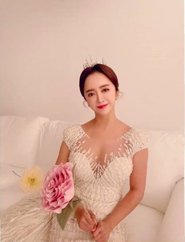 女演员李叶玺今天(4/26)与同年的企业家结婚 从20岁开始结婚就是梦想