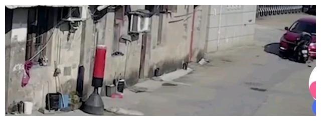 浙江一骑行男子用扭头偷看路边的美女，结果下一秒悲剧了……休闲区蓝鸢梦想 - Www.slyday.coM