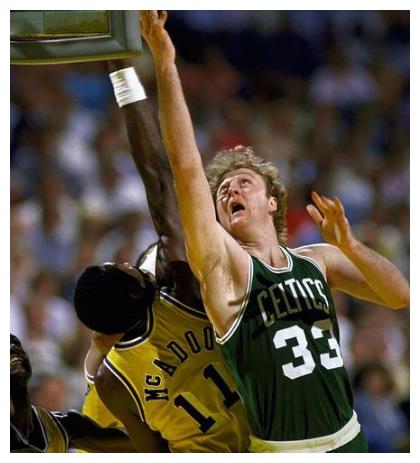 伯德不管是投篮,三分,还是低位背身,每一个技能够很精通.