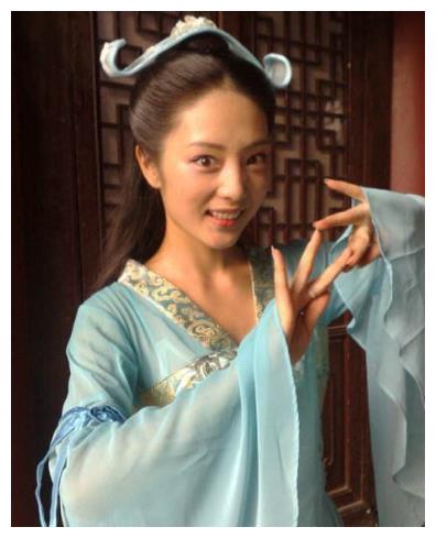 其实看崔漫莉每天那么卖力直播就知道她应该是没有老公的,专心赚钱