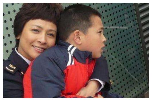 这位演员,让导演赵宝刚感到惋惜,如今的她却越活越自在了