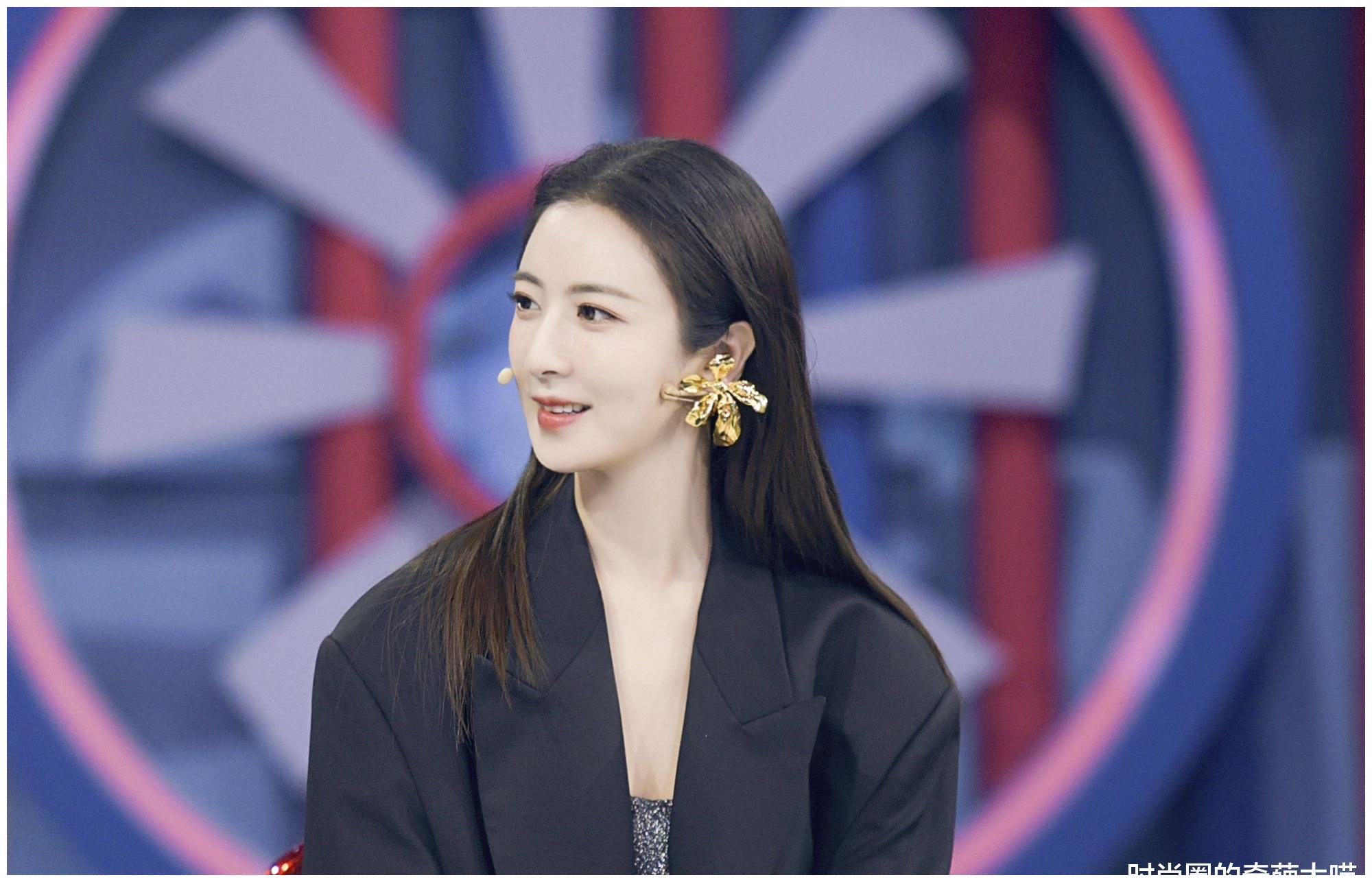 薇娅节目杂志上不停,精致妆容突显过人美貌,与直播间模样大不同|妆容|直播间|美貌_新浪新闻
