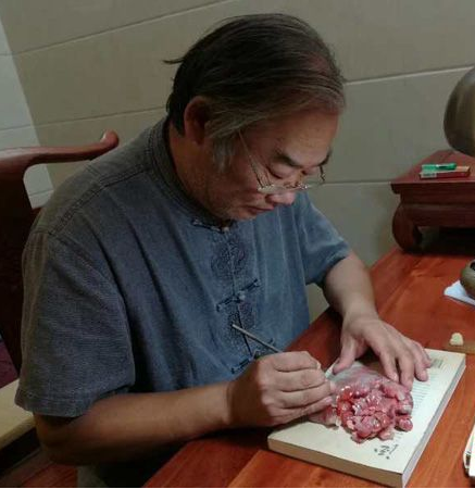 临沂微刻大师张翼:专注毫厘 成就刀尖艺术