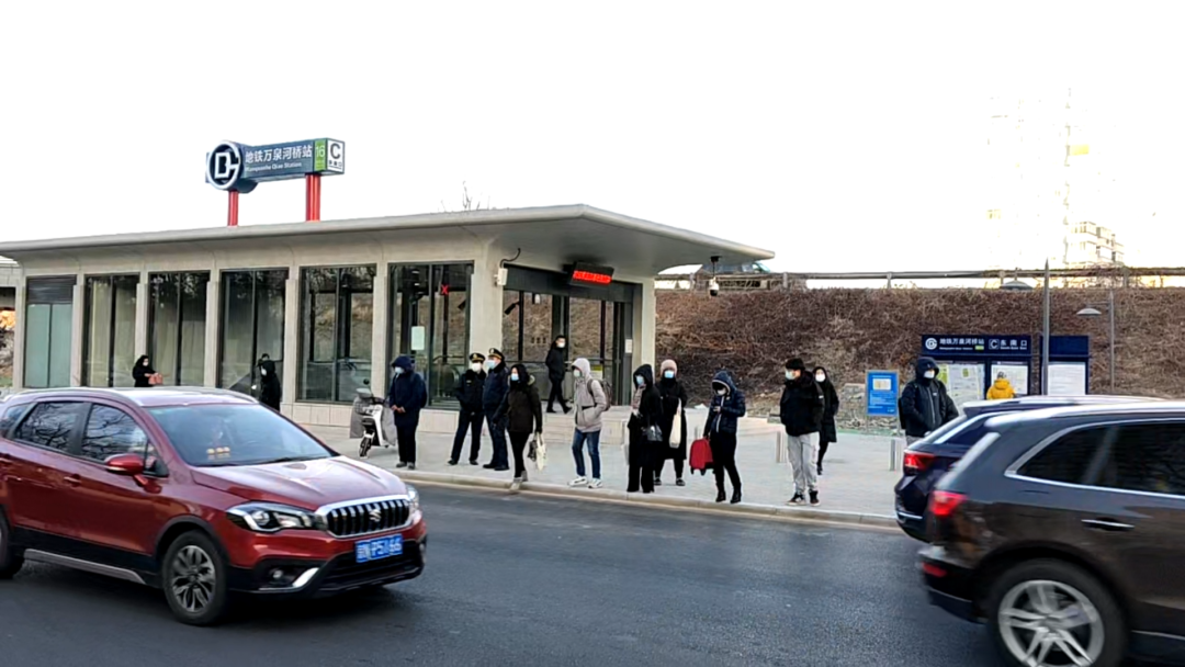 地铁16号线万泉河桥站c口的位置,原来是北四环西路主辅路之间的绿化带