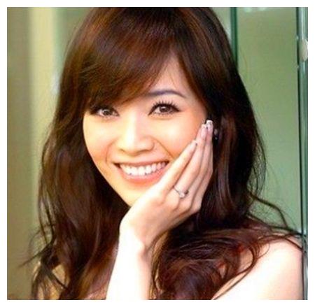 生下的女儿,这还不算完,在等待离婚的过程中,认识了贵妇名媛蔡贵照