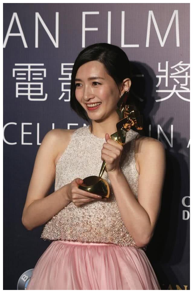 江疏影近照老十岁加了美颜皮肤松弛太显老果真只能看大长腿