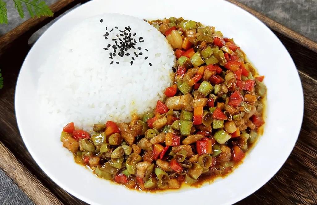 肉末豆角盖浇饭越吃越过瘾