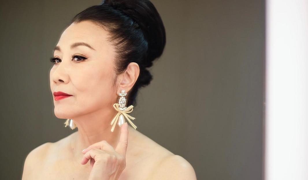 汪明荃原装五官不怕老,73岁还能驾驭抹胸连衣裙,优雅又洋气