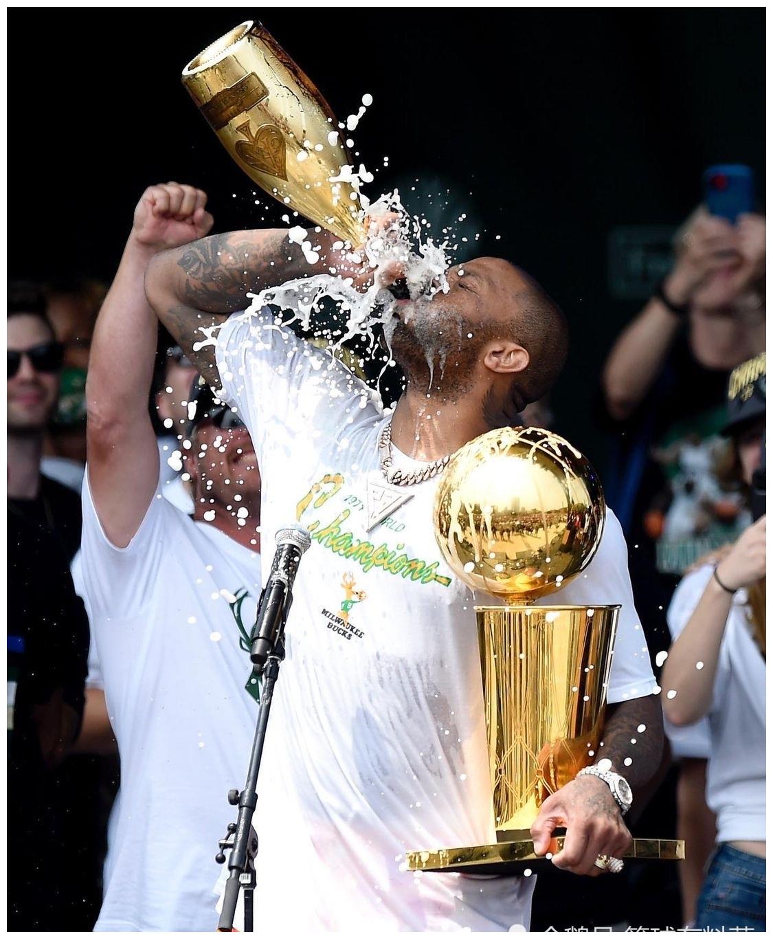 冠军游行来啦波蒂斯金腰带塔克香槟直接对瓶吹