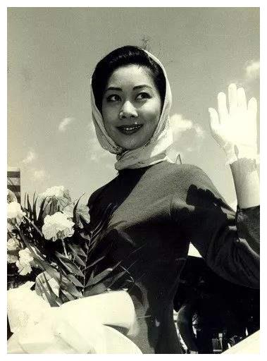 93岁的卢燕梅兰芳是她义父30岁闯好莱坞90岁考驾照