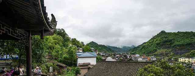 2/ 6墨戎苗寨又名龙鼻嘴村,坐落于湘西古丈县,距凤凰古城大约80公里,"