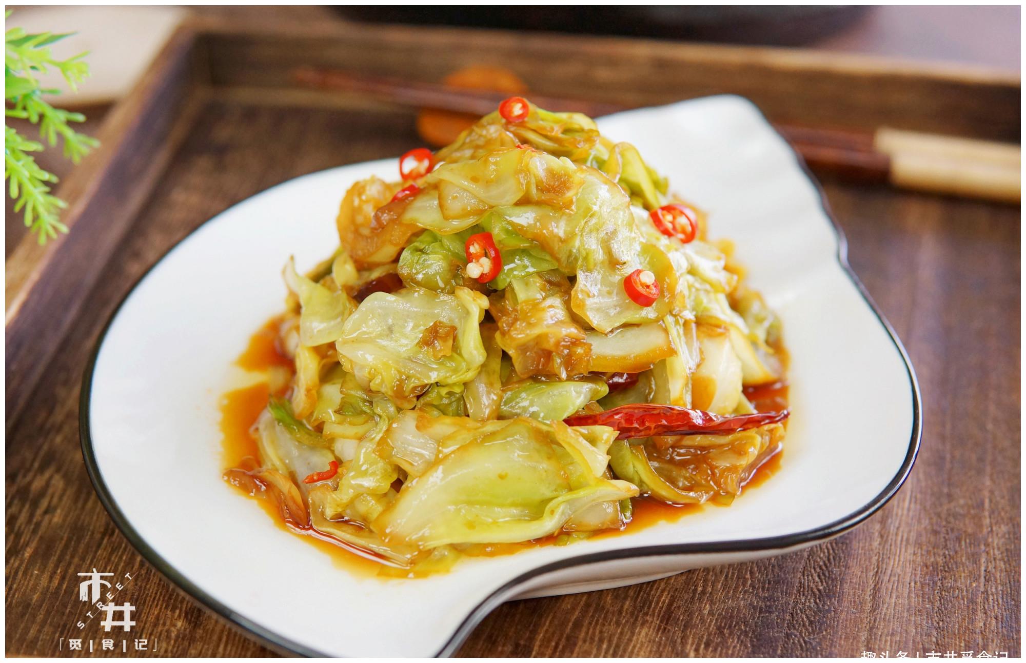 饭店大厨告诉你,炒包菜前,锅里先炒它