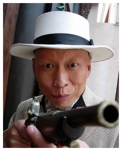 "裘千尺"李明:因长相丑陋只能演坏人,戏外却娶了美貌妻子