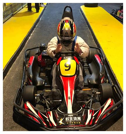 明星玩卡丁车,王一博肉眼可见的开心,看到华晨宇:太皮了!