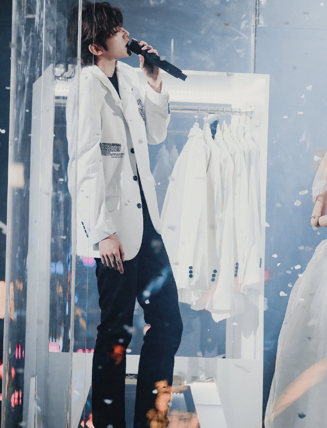 183cm蔡徐坤搭配白色西装造型变身白马王子