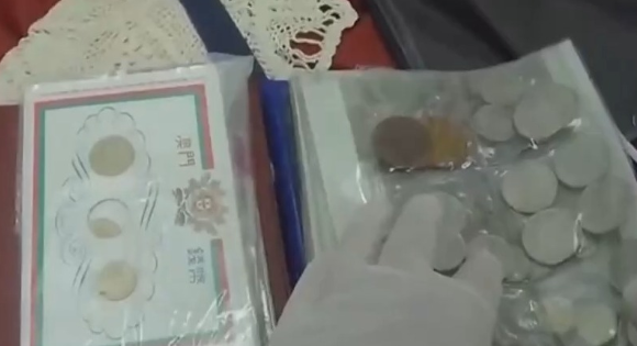 夫妻携242枚商周至民国时期钱币出国,想送给子女,被海关查扣 夫妻携242枚商周至民国时期钱币出国,想送给子女,被海关查扣