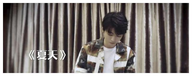 王俊凯上网课并未露脸，粉丝是如何认出的？因为一个物件休闲区蓝鸢梦想 - Www.slyday.coM