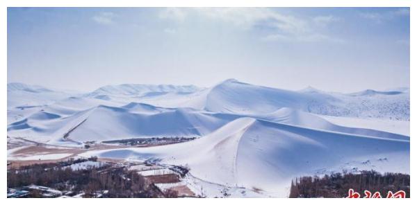 甘肃敦煌迎今冬首场降雪沙雪交融分外妖娆
