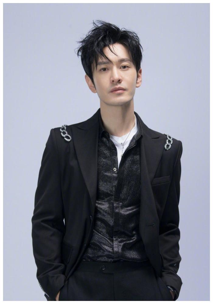 黄晓明减肥30斤甩掉油腻感,满身腱子肉如人体雕塑艺术