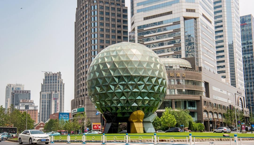 大连最迷你的广场,主要景观是颗117吨的球,很多游客把它错过