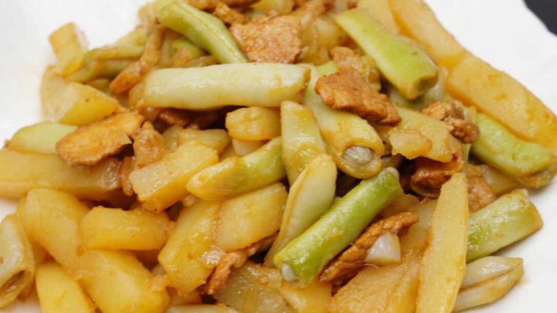 猪肉炖豆角土豆,软糯家常菜,营养丰富好吸收,鲜香入味超简单