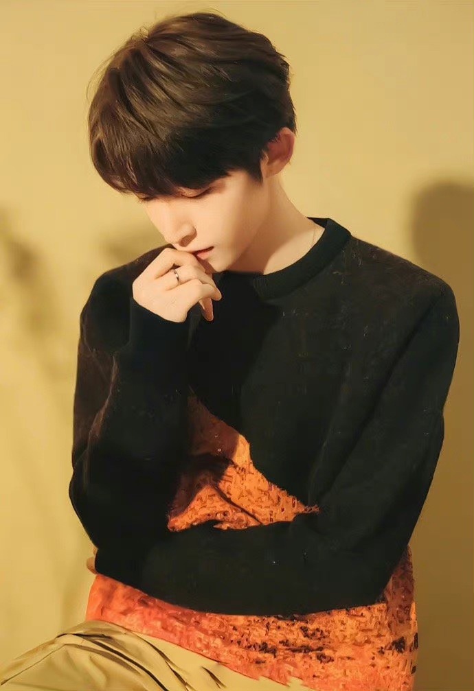 刘宇秋日落叶氛围感大片阳光洒在脸上浪漫又温暖