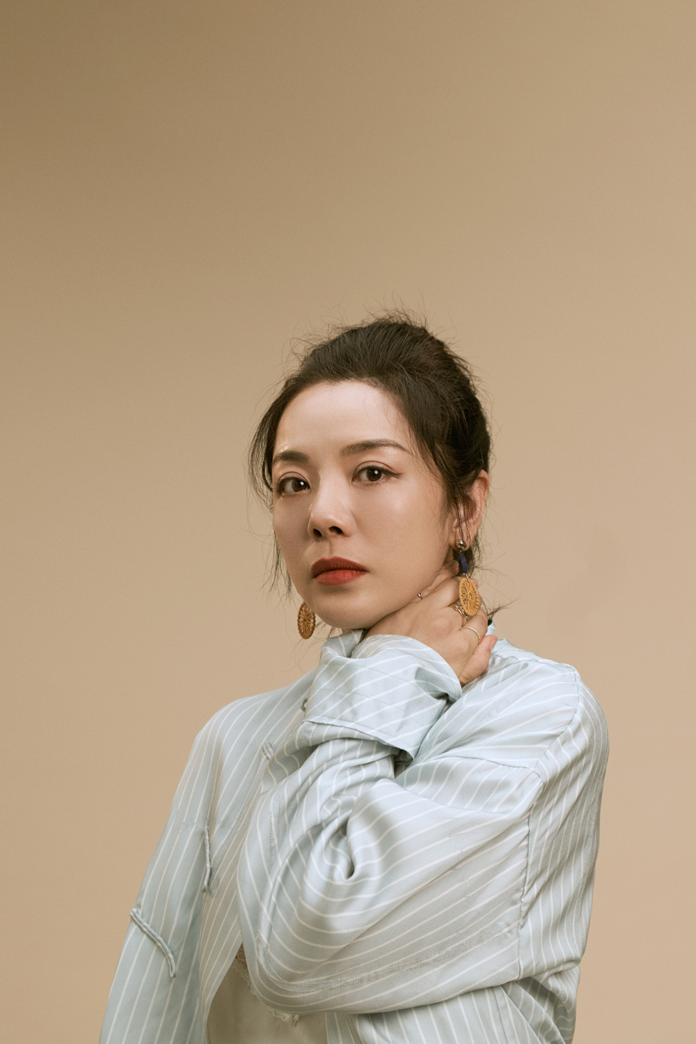 杨紫嫣国风写真曝光 典雅高贵尽显气质__财经头条