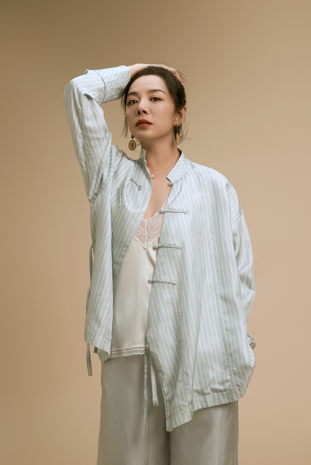 杨紫嫣国风写真曝光 典雅高贵尽显气质__财经头条