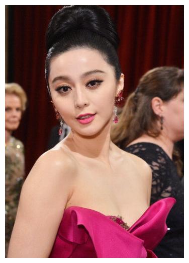 范冰冰疯了吧?为了复出真空穿小一码礼服,副乳都勒出来了好尴尬