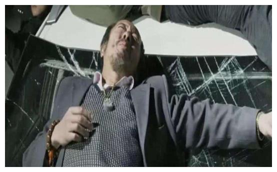 战狼2吴京踹死开发商前,为什么要把手里面的枪拆了?这3点很重要