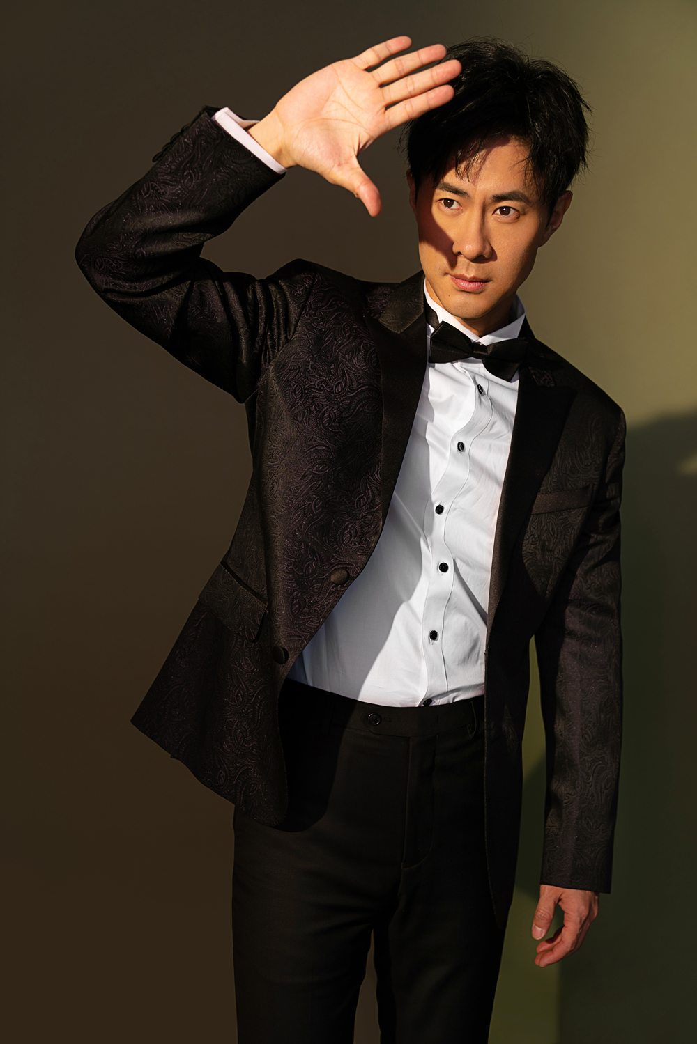 邵汶西装写真 低调沉稳尽显魅力|邵汶|低调|礼服款_新浪新闻