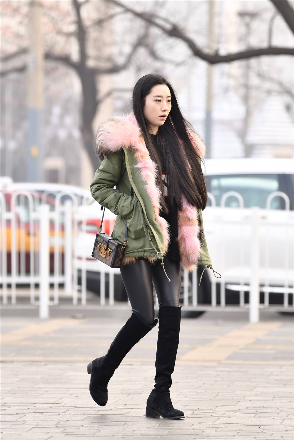 要是高跟款式会更好,衬托身材高挑|皮裤|长靴|美女_新浪新闻