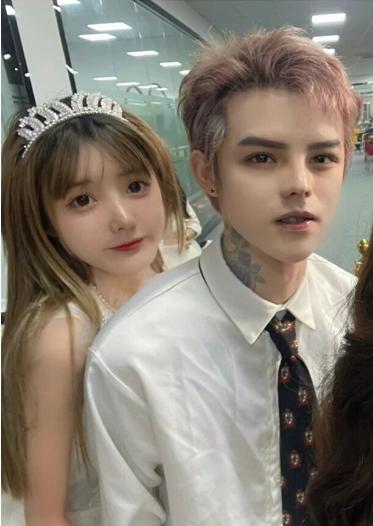 被封号后殷世航套路璐现身机场手挽手去总部求情衣服都没换