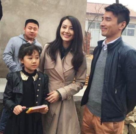 赵又廷高圆圆街头现身,轮流照顾孩子尽显亲情