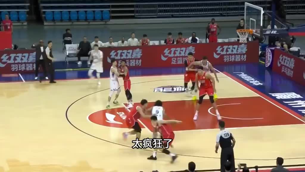 第四节狂飙神仙球！这完全是利拉德降临CBA啊！徐昕被疯狂军训