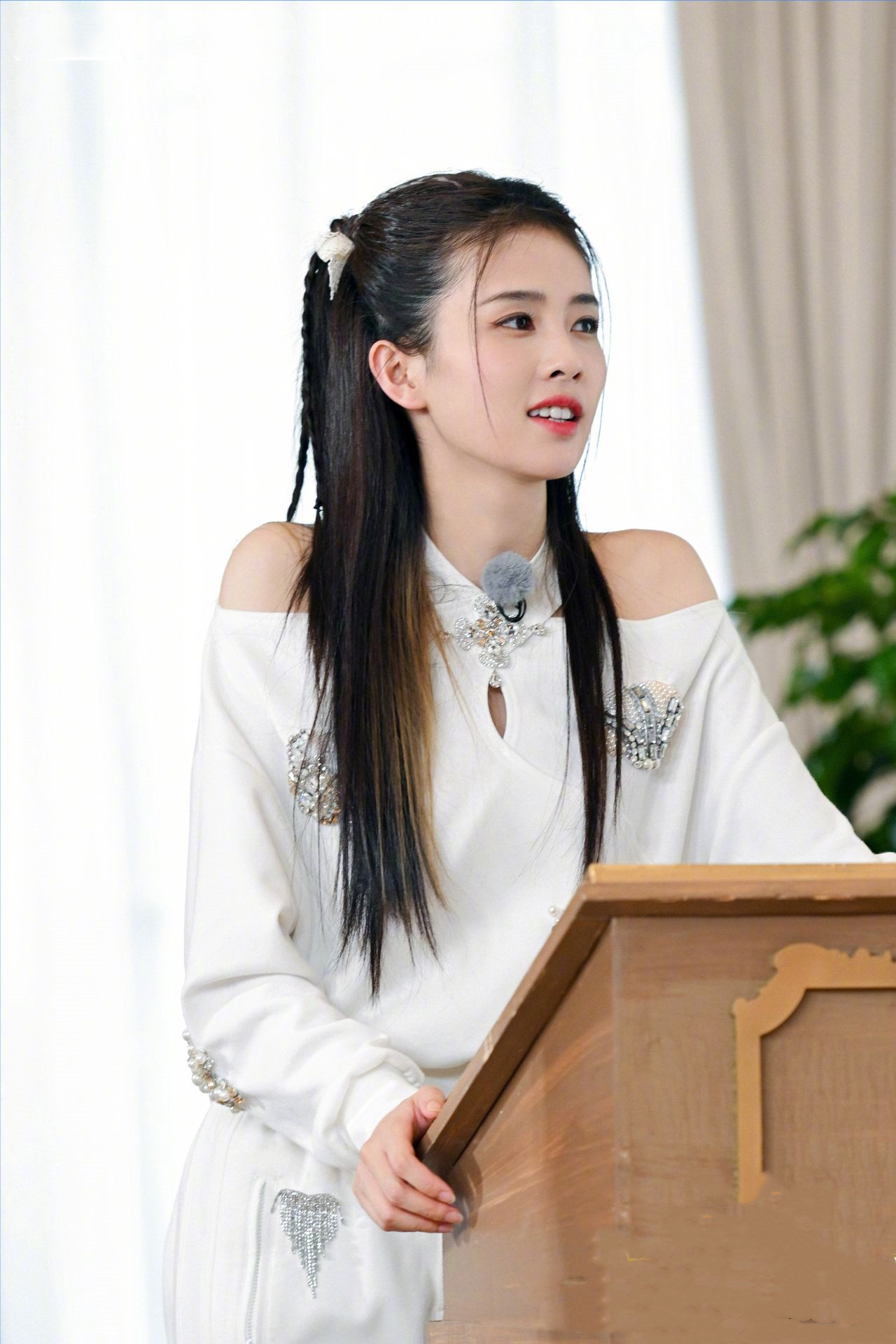 奔跑吧张碧晨参加节目后连夜道歉蔡徐坤撕名牌以一敌三