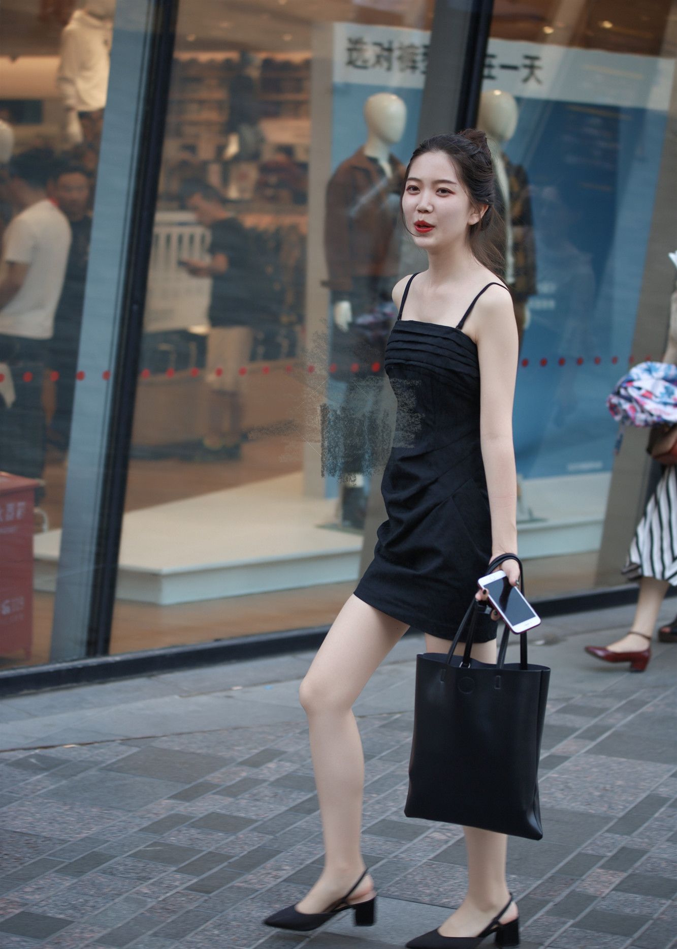 街拍一字肩的吊带小姐姐网友惊叹皮肤很白皙
