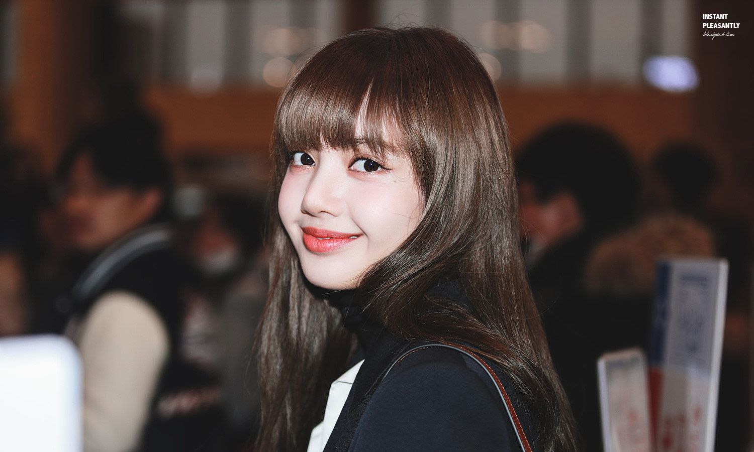 lisa斜刘海露额头,新发型你爱了吗