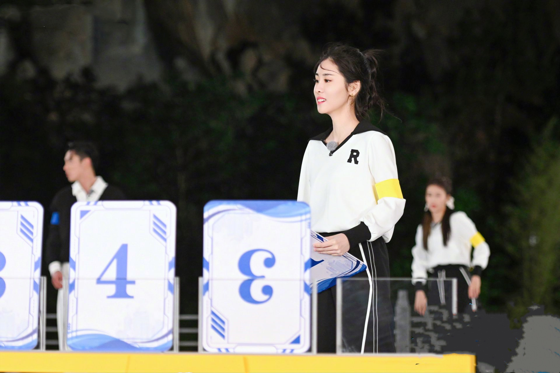 奔跑吧张碧晨参加节目后连夜道歉蔡徐坤撕名牌以一敌三