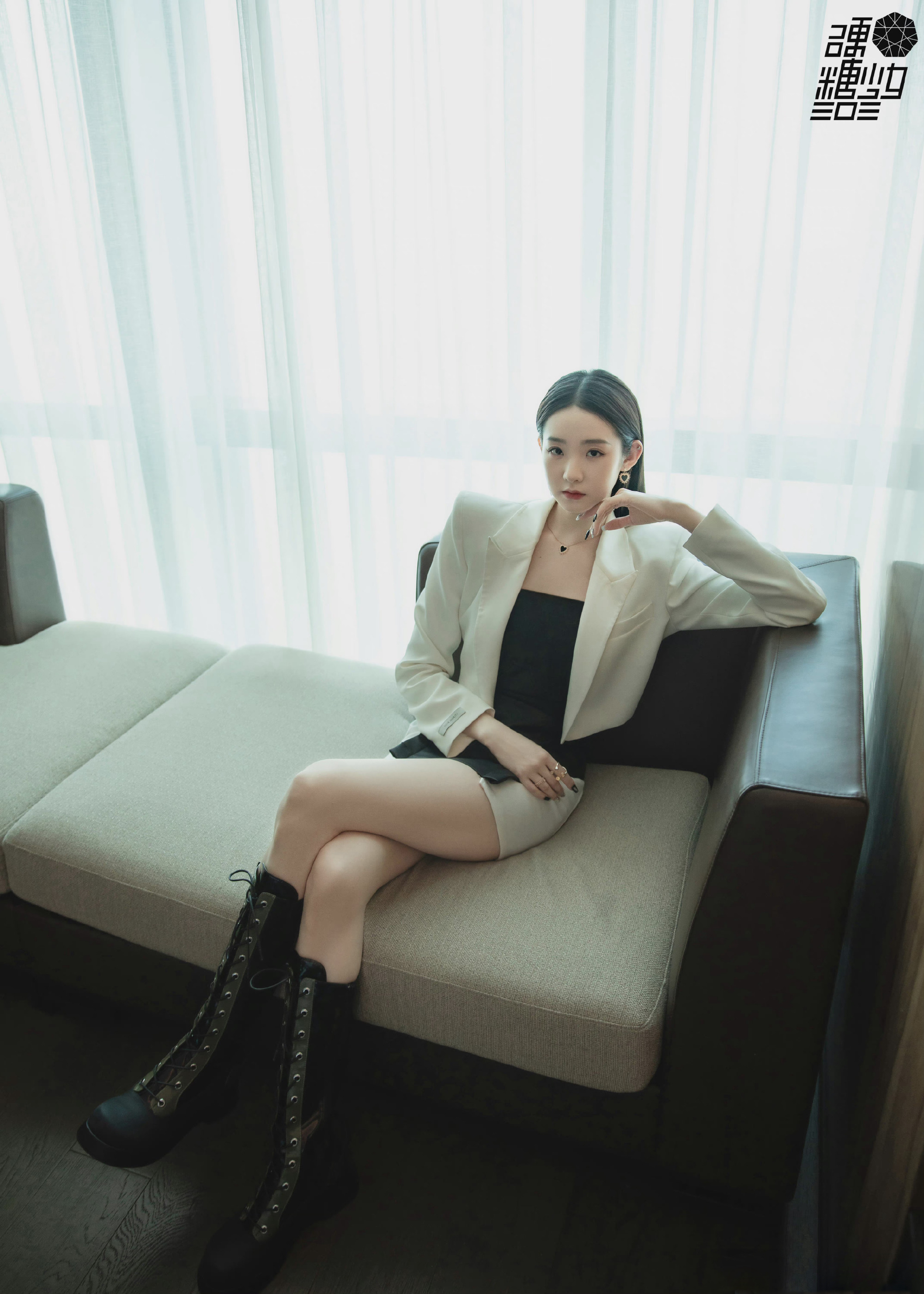 张艺凡身着白色极简西装内搭皮裙,气场满分,墨镜点缀增添飒气__财经